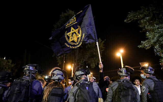 La police se tient devant des manifestants du groupe extrémiste juif Lehava à la Porte de Damas à Jérusalem, le 22 avril 2021. (Crédit: Olivier Fitoussi/Flash90) La police se tient devant des manifestants du groupe extrémiste juif Lehava à la Porte de Damas à Jérusalem, le 22 avril 2021. (Crédit: Olivier Fitoussi/Flash90)