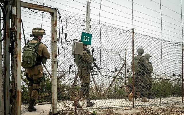 Des troupes de Tsahal patrouillant à la frontière avec le Liban sur une photo non-datée. (Crédit : Armée israélienne) Des troupes de Tsahal patrouillant à la frontière avec le Liban sur une photo non-datée. (Crédit : Armée israélienne)