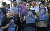 Des Palestiniens tiennent des affiches représentant le militant des droits de l'homme Nizar Banat lors d'une manifestation déclenchée par l'arrestation violente et la mort en détention de Banat, dans sa ville natale d'Hébron en Cisjordanie, le 27 juin 2021. (MOSAB SHAWER / AFP)