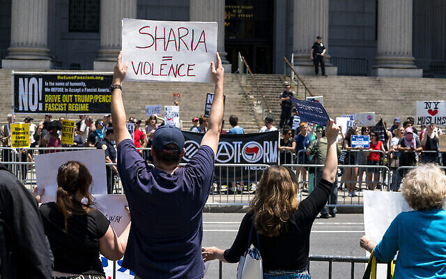 Des manifestants réunis pour protester contre la loi islamique, au premier plan, se tiennent face à des contre-manifestants, samedi 10 juin 2017, à New York. (AP/Craig Ruttle) Des manifestants réunis pour protester contre la loi islamique, au premier plan, se tiennent face à des contre-manifestants, samedi 10 juin 2017, à New York. (AP/Craig Ruttle)