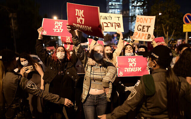 Des Israéliens protestent contre un homme accusé de viol sur une jeune fille de 13 ans, à Tel Aviv, le 15 mars 2021 (Crédit: Tomer Neuberg/Flash90) Des Israéliens protestent contre un homme accusé de viol sur une jeune fille de 13 ans, à Tel Aviv, le 15 mars 2021 (Crédit: Tomer Neuberg/Flash90)