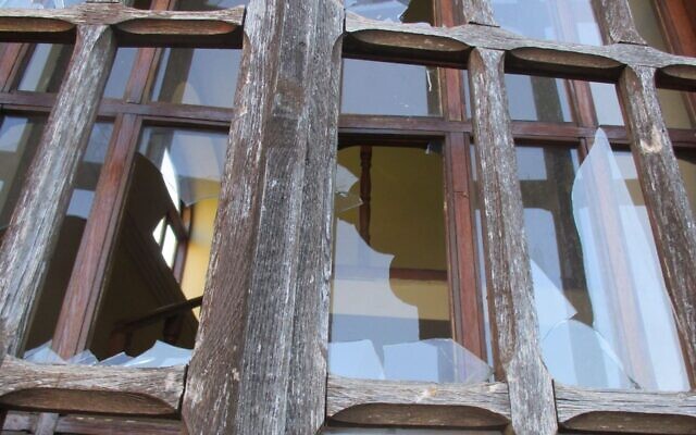 Les vitres brisées suite à l'acte de vandalisme commis à la synagogue d'Orastie, en Roumanie, qui est survenu en date du 28 juin 2021. (Crédit : Transylvania News via JTA) Les vitres brisées suite à l'acte de vandalisme commis à la synagogue d'Orastie, en Roumanie, qui est survenu en date du 28 juin 2021. (Crédit : Transylvania News via JTA)