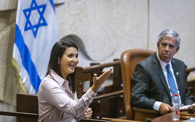 Shirley Pinto, la première membre sourde de la Knesset, prend la parole lors d'une session plénière le 12 juillet 2021. (Crédit: Olivier Fitoussi/Flash90) Shirley Pinto, la première membre sourde de la Knesset, prend la parole lors d'une session plénière le 12 juillet 2021. (Crédit: Olivier Fitoussi/Flash90)