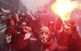 Sur cette photo d'archives du vendredi 11 novembre 2016, des nationalistes, brûlent des fusées éclairantes alors qu'ils défilent en grand nombre dans les rues de Varsovie pour marquer le jour de l'indépendance de la Pologne, à Varsovie, en Pologne. (AP Photo/Czarek Sokolowski, File)