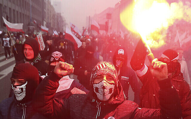 Sur cette photo d'archives du vendredi 11 novembre 2016, des nationalistes, brûlent des fusées éclairantes alors qu'ils défilent en grand nombre dans les rues de Varsovie pour marquer le jour de l'indépendance de la Pologne, à Varsovie, en Pologne. (AP Photo/Czarek Sokolowski, File) Sur cette photo d'archives du vendredi 11 novembre 2016, des nationalistes, brûlent des fusées éclairantes alors qu'ils défilent en grand nombre dans les rues de Varsovie pour marquer le jour de l'indépendance de la Pologne, à Varsovie, en Pologne. (AP Photo/Czarek Sokolowski, File)