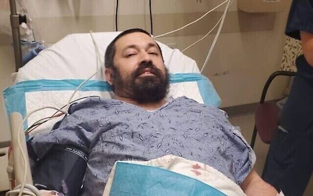 Le rabbin Shlomo Noginski dans un hôpital de Boston se remettant d'une attaque au couteau le 1er juillet 2021. (Rabbin Dan Rodkin) Le rabbin Shlomo Noginski dans un hôpital de Boston se remettant d'une attaque au couteau le 1er juillet 2021. (Rabbin Dan Rodkin)