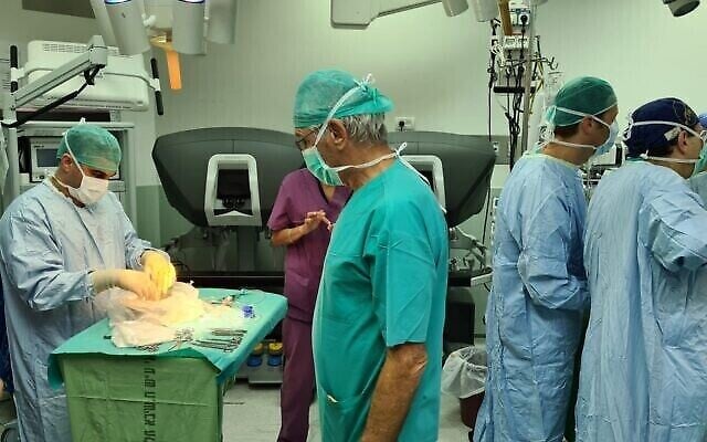 Le professeur Eitan Mor, du centre médical Sheba, inspecte le rein d'une Israélienne, Shani Markowitz, juste avant son transport aux Émirats arabes unis, le 28 juillet 2021 (avec l'aimable autorisation du centre médical Sheba). Le professeur Eitan Mor, du centre médical Sheba, inspecte le rein d'une Israélienne, Shani Markowitz, juste avant son transport aux Émirats arabes unis, le 28 juillet 2021 (avec l'aimable autorisation du centre médical Sheba).
