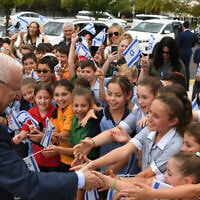 Illustration : Le président Reuven Rivlin visite l'école juive Har Tzofim à Melborne, en Australie, le 25 février 2020 (Crédit : Kobi Gideon / GPO).