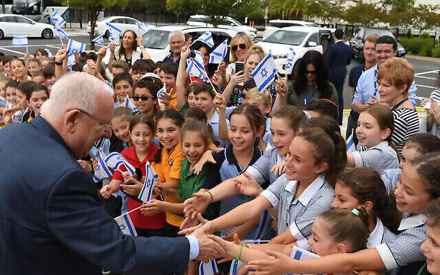 Illustration : Le président Reuven Rivlin visite l'école juive Har Tzofim à Melborne, en Australie, le 25 février 2020 (Crédit : Kobi Gideon / GPO).