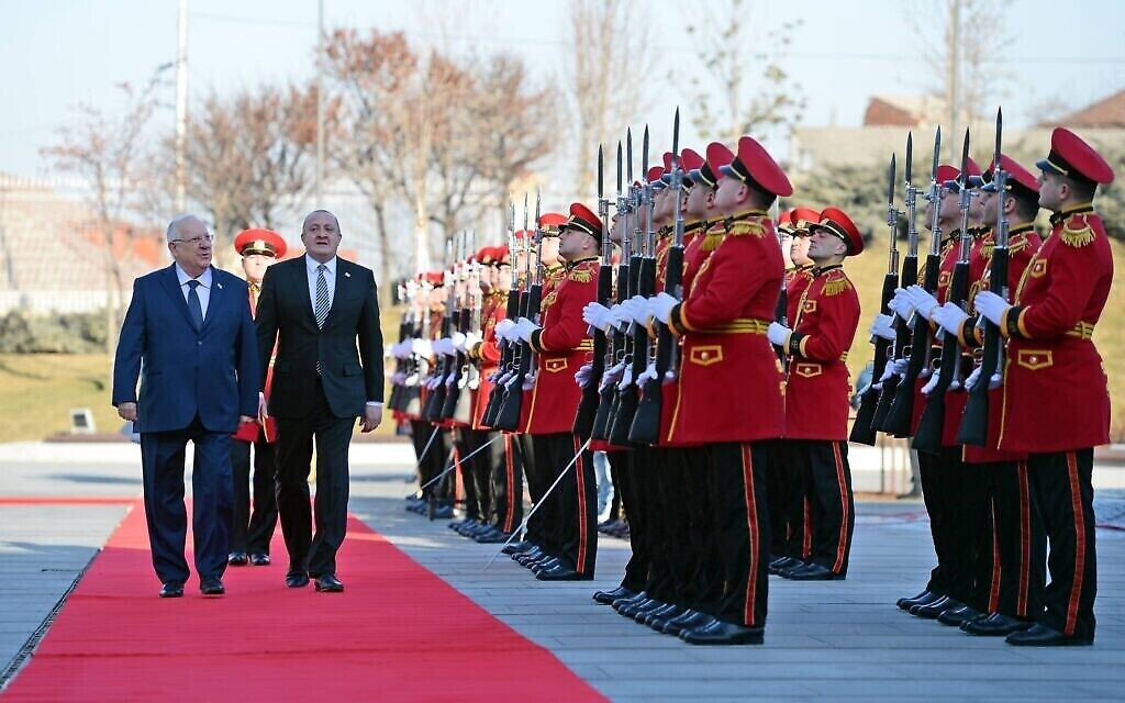 Le président Reuven Rivlin est accueilli par une garde d'honneur lors de sa visite en Géorgie, en janvier 2017. (Crédit : Haim Zach / GPO)