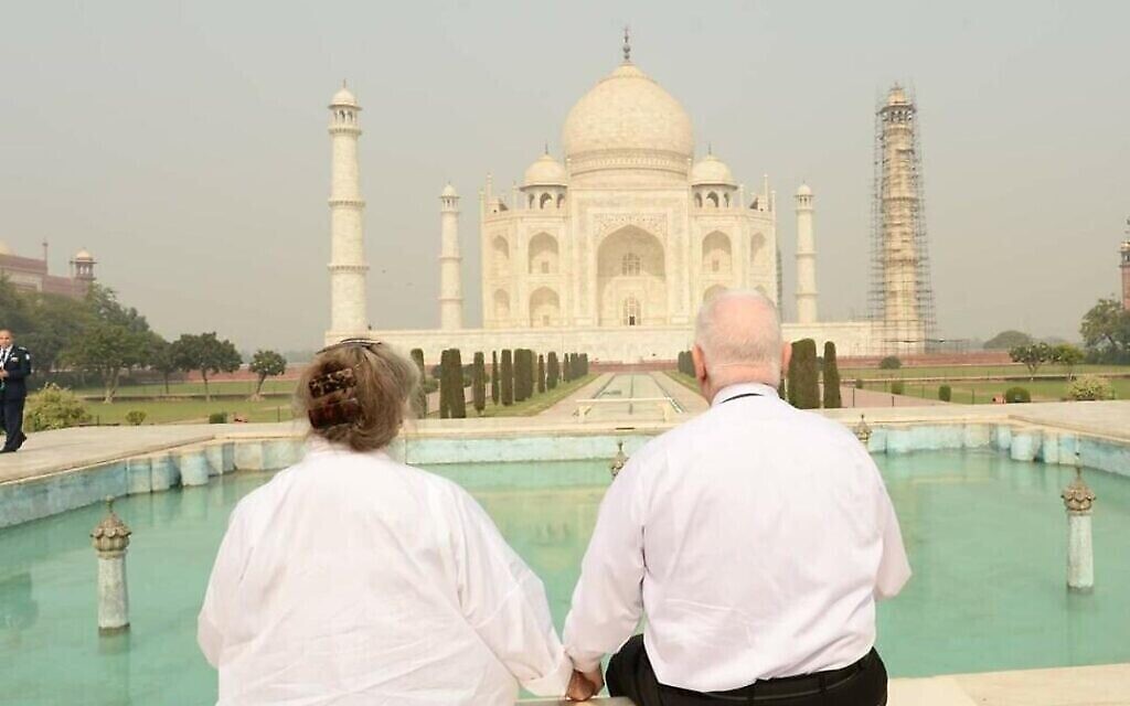 Le président Reuven Rivlin et son épouse Nechama au Taj Mahal en Inde, le 16 novembre 2016. (Crédit : Mark Neyman/GPO)