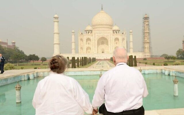 Le président Reuven Rivlin et son épouse Nechama au Taj Mahal en Inde, le 16 novembre 2016. (Crédit : Mark Neyman/GPO)