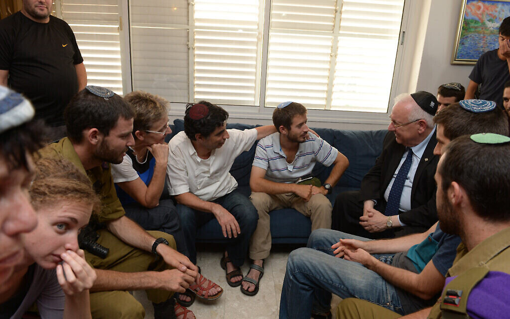 Le président Reuven Rivlin en visite au domicile de la famille Goldin suite au décès de Hadar Goldin lors de la guerre de Gaza de 2014, le 5 août 2014. (Crédit : Mark Neyman/GPO)