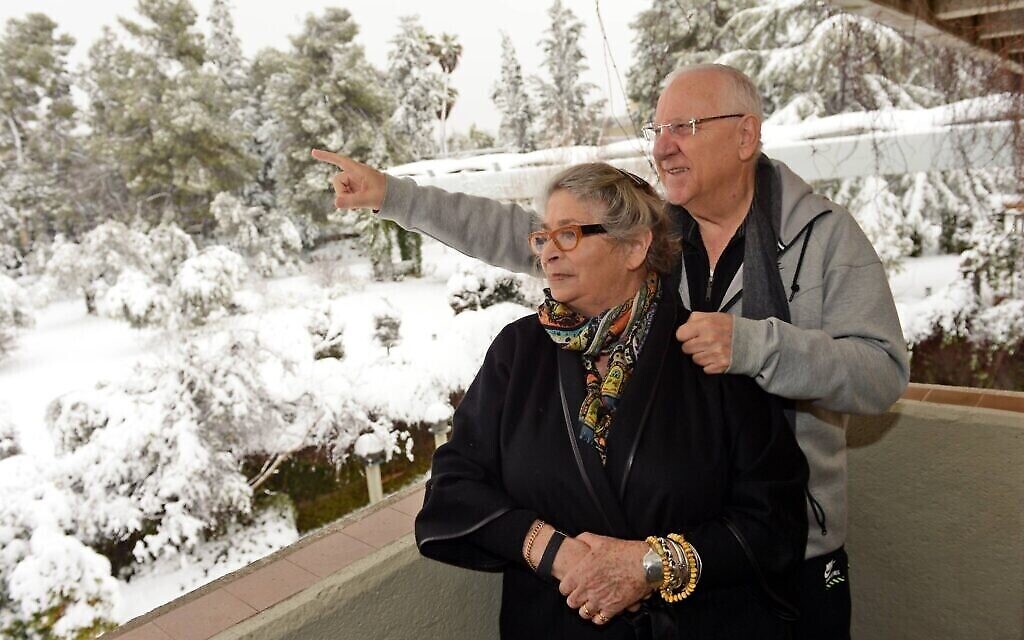 Le président Reuven Rivlin avec son épouse Nechama après une chute de neige à Jérusalem, le 20 février 2015. (Crédit : Haim Zach / GPO)