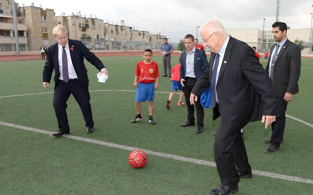 Le président Reuven Rivlin joue au football avec Boris Johnson, alors maire de Londres, à Jérusalem, le 11 novembre 2015. (Crédit : Mark Neyman/GPO)