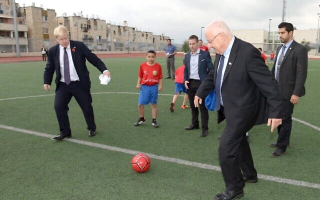 Le président Reuven Rivlin joue au football avec Boris Johnson, alors maire de Londres, à Jérusalem, le 11 novembre 2015. (Crédit : Mark Neyman/GPO)