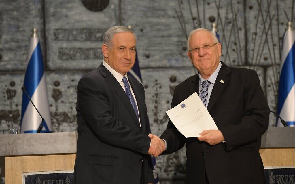 Le président Reuven Rivlin remet au Premier ministre Benjamin Netanyahu le mandat pour former un gouvernement, le 25 mars 2015. (Crédit : Amos Ben Gershom/GPO)