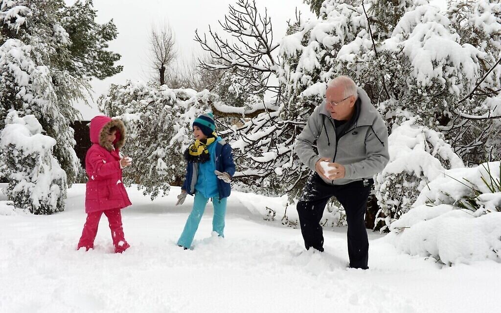 Le président Reuven Rivlin joue avec ses petits-enfants après une chute de neige à Jérusalem, le 20 février 2015. (Crédit : Haim Zach / GPO)