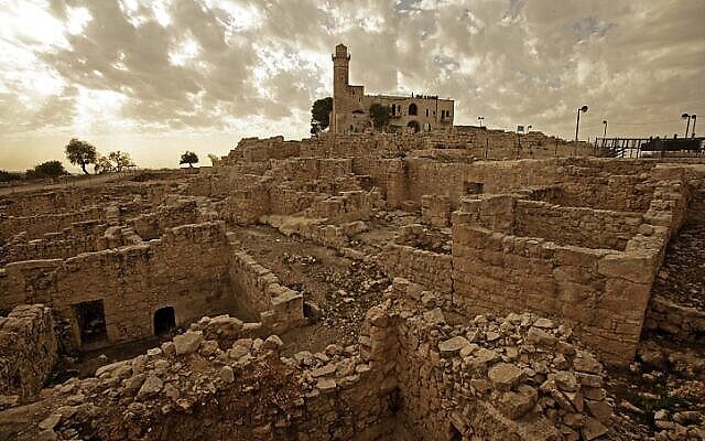 Les ruines archéologiques au sommet du pic de Nebi Samuil (Abir Sultan/ Flash 90)