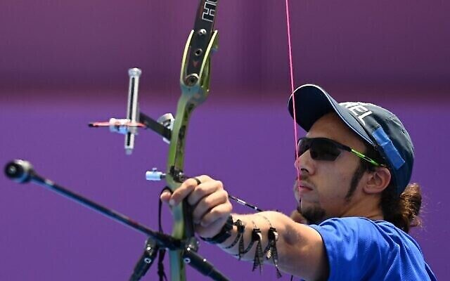 L'archer israélien Itay Shanny participe aux éliminations individuelles masculines des Jeux olympiques de Tokyo 2020 sur le terrain de tir à l'arc du parc Yumenoshima, à Tokyo, le 28 juillet 2021. (Photo par ADEK BERRY / AFP)