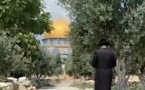 Un Juif prie sur le mont du Temple, le 17 juillet 2021. (Capture d'écran : Douzième chaine)