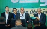 MK Waleed Taha (gauche) et Mansour Abbas, leader du Ra'am, et des membres du parti au siège du Ra'am à Tamra, le 23 mars 2021, à la fin du vote le jour des élections. (Flash90)
