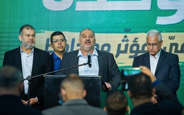 MK Waleed Taha (gauche) et Mansour Abbas, leader du Ra'am, et des membres du parti au siège du Ra'am à Tamra, le 23 mars 2021, à la fin du vote le jour des élections. (Flash90) MK Waleed Taha (gauche) et Mansour Abbas, leader du Ra'am, et des membres du parti au siège du Ra'am à Tamra, le 23 mars 2021, à la fin du vote le jour des élections. (Flash90)