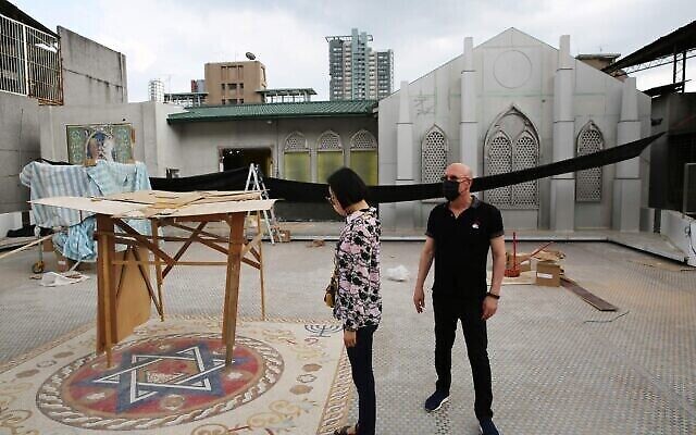 NaTang, à gauche, et Jeffrey D. Schwartz inspectent la place sur le toit du nouveau centre communautaire juif de Taiwan, actuellement en construction. (Crédit: Glenn Leibowitz)