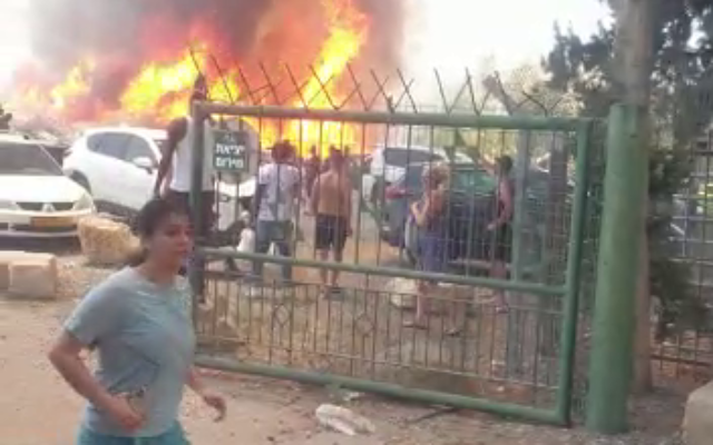 Un incendie à proximité du parc national Gan HaShlosha dans le nord d'Israël, le 3 juillet 202. (Capture d'écran) Un incendie à proximité du parc national Gan HaShlosha dans le nord d'Israël, le 3 juillet 202. (Capture d'écran)