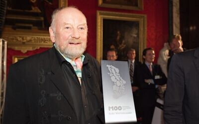 Kurt Westergaard recevant le M100 Sanssouci Media Award à Potsdam en 2010. (Crédit : Autorisation M100)