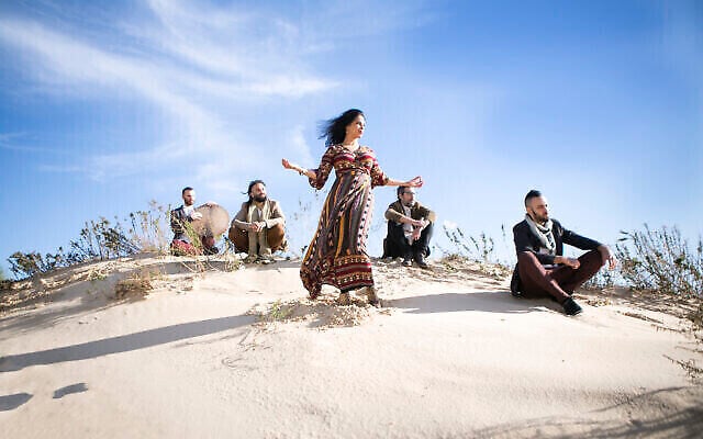 Les membres du groupe Yamma, dont la chanteuse Talya G.A Solan (au centre), Yonnie Dror, Aviv Bahar, Nur Bar Goren et Avri Borochov. Talya Solan a trouvé un nouveau public pour la musique basée sur des textes hébraïques anciens grâce à YouTube (Crédit: Ruth Luar).