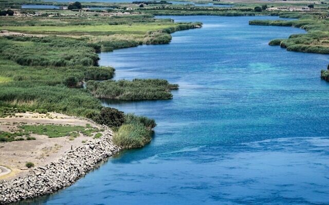 Cette photo prise le 26 juillet 2021 montre une vue de l'Euphrate près du barrage de Tabqa de 1973 (non visible) dans la province de Raqqa, dans l'est de la Syrie. (Crédit : Delil SOULEIMAN / AFP)