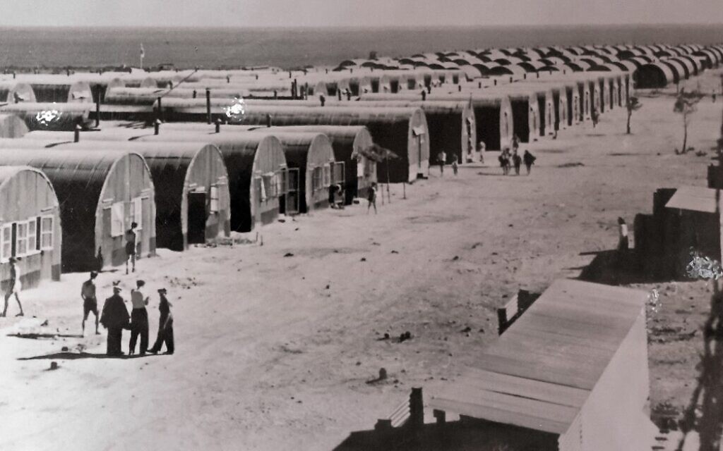 Une vieille photo d'un camp de détention britannique à Chypre exposée au musée juif de Chypre dans la ville portuaire de Larnaca, le 26 juillet 2021. Entre août 1946 et février 1949, plus de 52 000 Juifs débarqués de 39 bateaux ont été détenus par des soldats britanniques dans une dizaine de camps à Chypre, selon Yad Vashem, le mémorial et centre d'éducation d'Israël sur la Shoah. (Crédit : AFP)