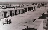 Une vieille photo d'un camp de détention britannique à Chypre exposée au musée juif de Chypre dans la ville portuaire de Larnaca, le 26 juillet 2021. Entre août 1946 et février 1949, plus de 52 000 Juifs débarqués de 39 bateaux ont été détenus par des soldats britanniques dans une dizaine de camps à Chypre, selon Yad Vashem, le mémorial et centre d'éducation d'Israël sur la Shoah. (Crédit : AFP)