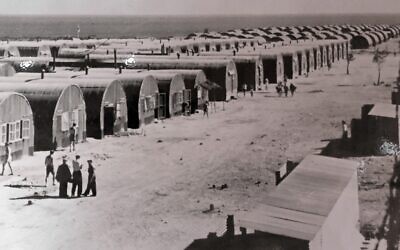 Une vieille photo d'un camp de détention britannique à Chypre exposée au musée juif de Chypre dans la ville portuaire de Larnaca, le 26 juillet 2021. Entre août 1946 et février 1949, plus de 52 000 Juifs débarqués de 39 bateaux ont été détenus par des soldats britanniques dans une dizaine de camps à Chypre, selon Yad Vashem, le mémorial et centre d'éducation d'Israël sur la Shoah. (Crédit : AFP)