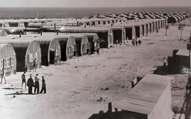 Une vieille photo d'un camp de détention britannique à Chypre exposée au musée juif de Chypre dans la ville portuaire de Larnaca, le 26 juillet 2021. Entre août 1946 et février 1949, plus de 52 000 Juifs débarqués de 39 bateaux ont été détenus par des soldats britanniques dans une dizaine de camps à Chypre, selon Yad Vashem, le mémorial et centre d'éducation d'Israël sur la Shoah. (Crédit : AFP)