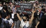 Un manifestant marche avec une pancarte indiquant en anglais « mon gouvernement a tué mon peuple, a pris nos maisons et a réduit notre ville en poussière » dans le quartier de Gemmayze alors que les manifestants se dirigent vers le port de la capitale libanaise le 4 août 2021, à l'occasion du premier anniversaire de l'explosion qui a ravagé le port et la ville. (Crédit :  JOSEPH EID / AFP)