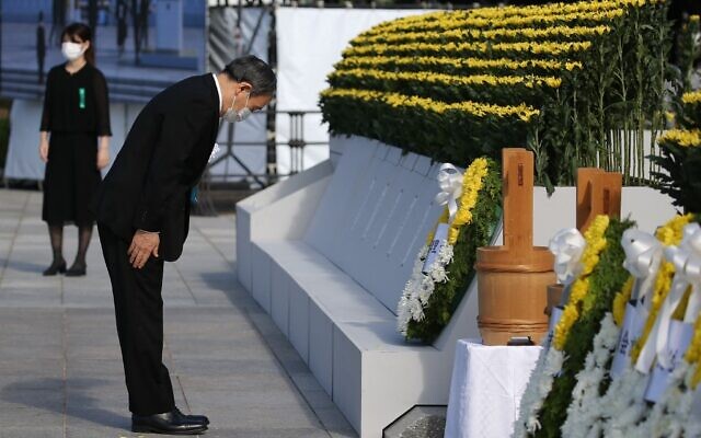Le Premier ministre japonais Yoshihide Suga lors d'une cérémonie marquant le 76e anniversaire de la première attaque à la bombe atomique au monde, au parc du Mémorial de la paix à Hiroshima, le 6 août 2021. (Crédit : STR / JIJI PRESS / AFP) Le Premier ministre japonais Yoshihide Suga lors d'une cérémonie marquant le 76e anniversaire de la première attaque à la bombe atomique au monde, au parc du Mémorial de la paix à Hiroshima, le 6 août 2021. (Crédit : STR / JIJI PRESS / AFP)
