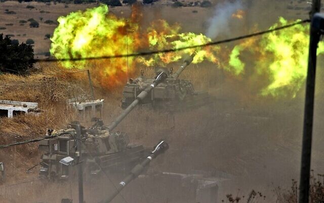 Des obusiers israéliens tirent vers le Liban depuis un poste situé à proximité de Kiryat Shmona, dans le nord, suite à des tirs de roquettes du groupe terroriste libanais du Hezbollah, le 6 août 2021. (Crédit :  Jalaa Marey/AFP)