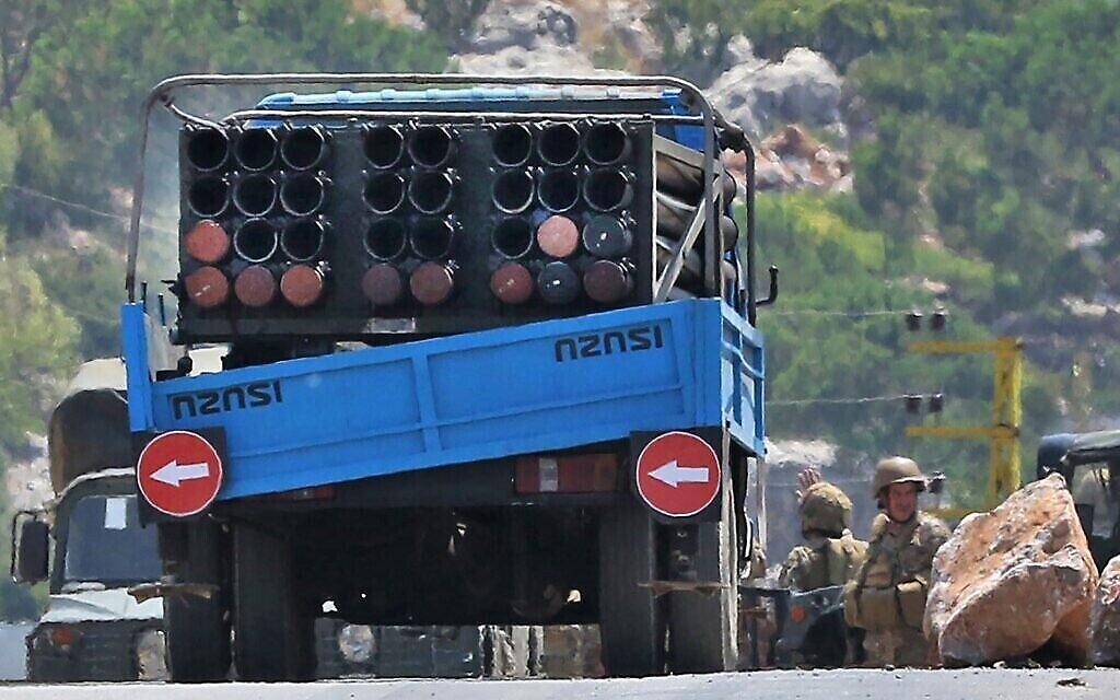 Des soldats libanais à côté d'un camion transportant un lance-roquettes multiple après l'avoir confisqué, dans le village méridional de Shouayya, le 6 août 2021. (Mahmoud ZAYYAT / AFP)
