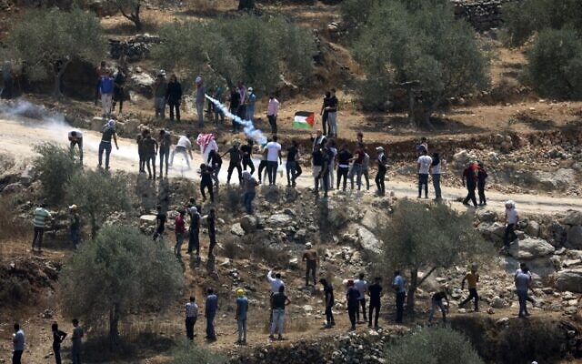Des manifestants palestiniens affrontent les soldats israéliens pendant une manifestation contre l'avant-poste illégal d'Evyatar, près de Beita, en Cisjordanie, le 6 août 2021. (Crédit : JAAFAR ASHTIYEH / AFP) Des manifestants palestiniens affrontent les soldats israéliens pendant une manifestation contre l'avant-poste illégal d'Evyatar, près de Beita, en Cisjordanie, le 6 août 2021. (Crédit : JAAFAR ASHTIYEH / AFP)