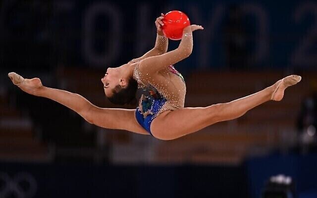 L'Israélienne Linoy Ashram pendant l'épreuve individuelle de gymnastique rythmique aux Jeux olympiques de Tokyo, au gymnase Ariake, le 7 août 2021. (Crédit :  Martin BUREAU / AFP)