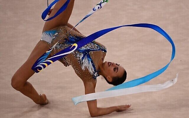 La gymnaste israélienne Linoy Ashram s'exécute pendant la finale du concours général individuel de gymnastique rythmique aux Jeux olympiques d'été de 2020, le samedi 7 août 2021, à Tokyo, au Japon. (Crédit : AP/Ashley Landis)