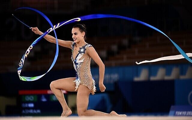 L’Israélienne Linoy Ashram participe à la finale du concours général individuel de l'épreuve de gymnastique rythmique lors des Jeux olympiques de Tokyo 2020 où elle a obtenu la médaille d’or, le 7 août 2021. (Lionel Bonaventure / AFP) L’Israélienne Linoy Ashram participe à la finale du concours général individuel de l'épreuve de gymnastique rythmique lors des Jeux olympiques de Tokyo 2020 où elle a obtenu la médaille d’or, le 7 août 2021. (Lionel Bonaventure / AFP)