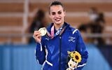 L'Israélienne Linoy Ashram pose avec sa médaille d'or pendant la cérémonie de remise de médaille en gymnastique rythmique des Jeux olympiques 2020 de Tokyo, le 7 août 2021. (Crédit :  Lionel BONAVENTURE / AFP)