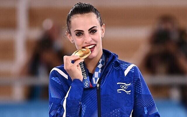 L'Israélienne Linoy Ashram pose avec sa médaille d'or pendant la cérémonie de remise de médaille en gymnastique rythmique des Jeux olympiques 2020 de Tokyo, le 7 août 2021. (Crédit :  Lionel BONAVENTURE / AFP)