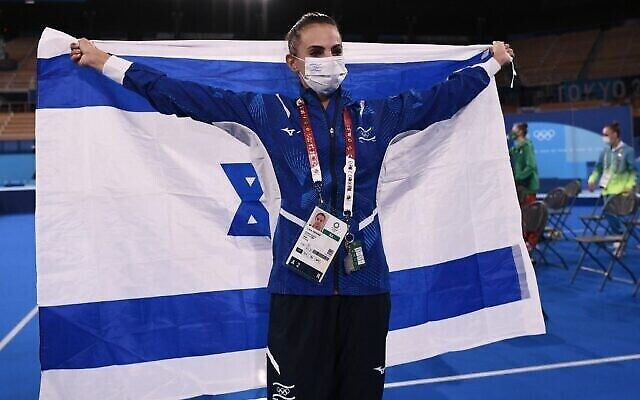 L'Israélienne Linoy Ashram fête sa victoire en finale de gymnastique rythmique  aux Jeux olympiques 2020 de Tokyo, le 7 août 2021. (Crédit :  Lionel BONAVENTURE / AFP)