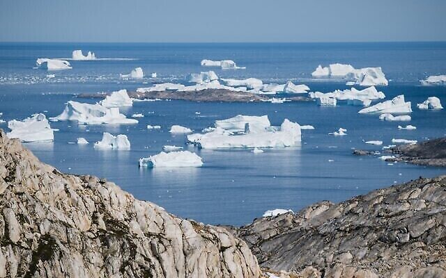 Photo aérienne montrant des icebergs en train de flotter sur la côte orientale du Groenland, près de Kulusuk, le 15 août 2019. (Crédit : Jonathan NACKSTRAND / AFP) Photo aérienne montrant des icebergs en train de flotter sur la côte orientale du Groenland, près de Kulusuk, le 15 août 2019. (Crédit : Jonathan NACKSTRAND / AFP)