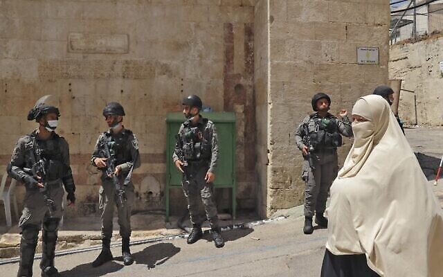 Des agents de la police des frontières sont déployés lors d'une manifestation de fidèles palestiniens après la prière du vendredi au Tombeau des patriarches, à Hébron, le 13 août 2021. (Crédit : HAZEM BADER / AFP) Des agents de la police des frontières sont déployés lors d'une manifestation de fidèles palestiniens après la prière du vendredi au Tombeau des patriarches, à Hébron, le 13 août 2021. (Crédit : HAZEM BADER / AFP)
