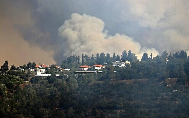 De la fumée provenant d'un feu de forêt sur les collines de Jérusalem, près du Moshav Shoresh, le 16 août 2021. (Crédit : Ahmad GHARABLI / AFP) De la fumée provenant d'un feu de forêt sur les collines de Jérusalem, près du Moshav Shoresh, le 16 août 2021. (Crédit : Ahmad GHARABLI / AFP)